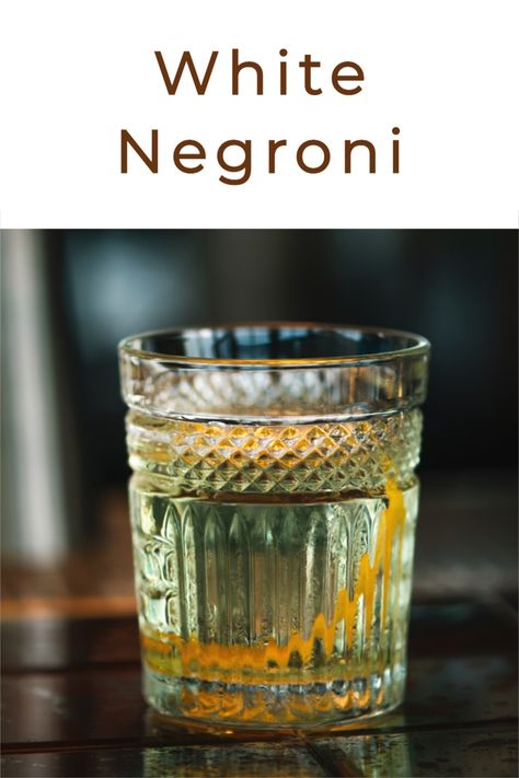 Lillet Blanc Cocktails, White Negroni, Negroni Cocktail Recipe, Easy Gin Cocktails, How To Make Gin, Negroni Recipe, Classic Gin Cocktails, White Tongue, Negroni Cocktail