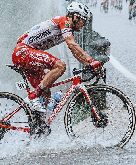 Road Cycling Photography, Motivation Photo, Racing Cyclist, Cycling Photography, Road Racing Bike, Pro Bike, Mountain Bike Helmets, Bicycle Painting, Cycling Race