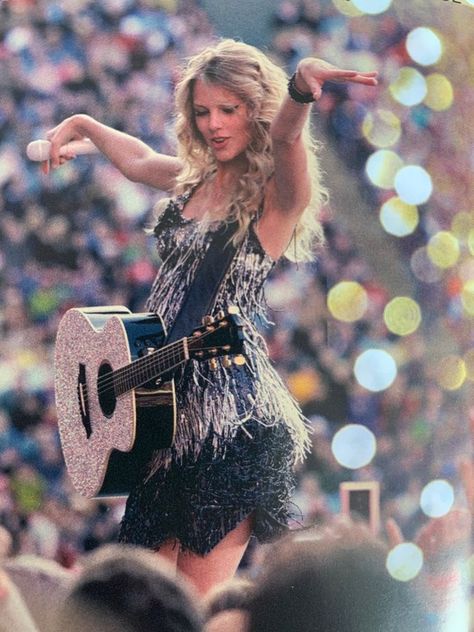 Fearless Tour Taylor Swift, Taylor Swift Concert Aesthetic, Fearless Tour, Taylor Swift Guitar, Taylor Pics, Young Taylor Swift, Taylor Swift Images, Swift Tour, Taylor Swift Fearless