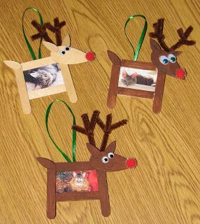 Simple ideas for kid's crafts- Popsicle stick and clothes pin reindeer. Juleverksted For Barn, Reindeer Craft, Reindeer Ornament, Christmas School, Preschool Christmas, Christmas Classroom, Easy Christmas Crafts, Class Activities, Christmas Ornaments Homemade