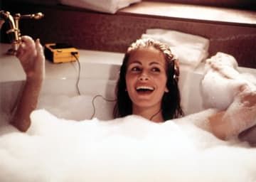 10 Most Iconic Movie Scenes Ever To Take Place In The Bathroom Pretty Woman Movie, Septième Art, I Love Cinema, 90s Movies, Woman Movie, Richard Gere, Kleidung Diy, Julia Roberts, Iconic Movies