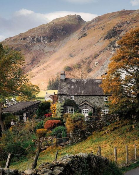 We LOVE England🇬🇧🏴󠁧󠁢󠁥󠁮󠁧󠁿 on Instagram: “Little Langdale, Lake District🍃 What a beautiful shot by @fayazey #weloveengland #photosofengland #photosofbritain” Lake District Cottages, Old English Cottage, European Village, Lake District National Park, Stone Cottages, London Life, English Countryside, Cumbria, London City