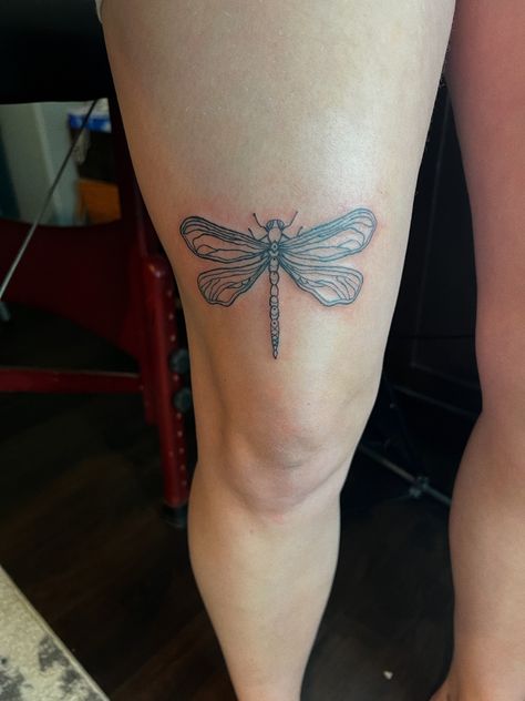 Dragon fly tattoo above the knee Simple Under Knee Tattoo, Dragon Fly Tattoo Thigh, Thigh Dragonfly Tattoo, Dragon Fly Knee Tattoo, Back Of Shin Tattoo, Tattoo Ideas Knee Female, Dragonfly Tattoo On Leg, Dragon Fly Leg Tattoo, Dragonfly Tattoo On Thigh