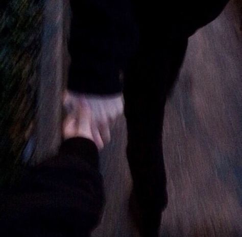 love, couple, and grunge image People Holding Hands, Stile Blair Waldorf, Couple Hands, Couple Holding Hands, 사진 촬영 포즈, Hold My Hand, Night Aesthetic, Couple Aesthetic, Two People