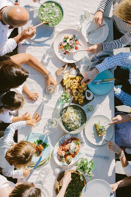 Untitled | by luisa brimble The Golden Girls, Festa Party, Eating Food, Golden Girls, Pavlova, Dinner Table, Family Dinner, Food Styling, A Group