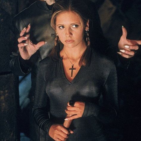 Sarah Michelle Gellar, Buffy The Vampire, Buffy The Vampire Slayer, Vampire Slayer, The Vampire, A Woman, Black