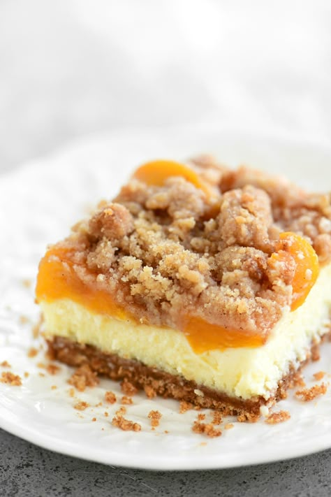 Peach Cobbler Cheesecake Bars, Peach Cobbler Cheesecake Cups, Peach Cheesecake Bars, No Bake Peach Cheesecake, Caramel Syrup Recipe, Peach Cobbler Cheesecake Recipe, Peaches Recipes, Peach Cobbler Cheesecake, Brown Sugar Pie