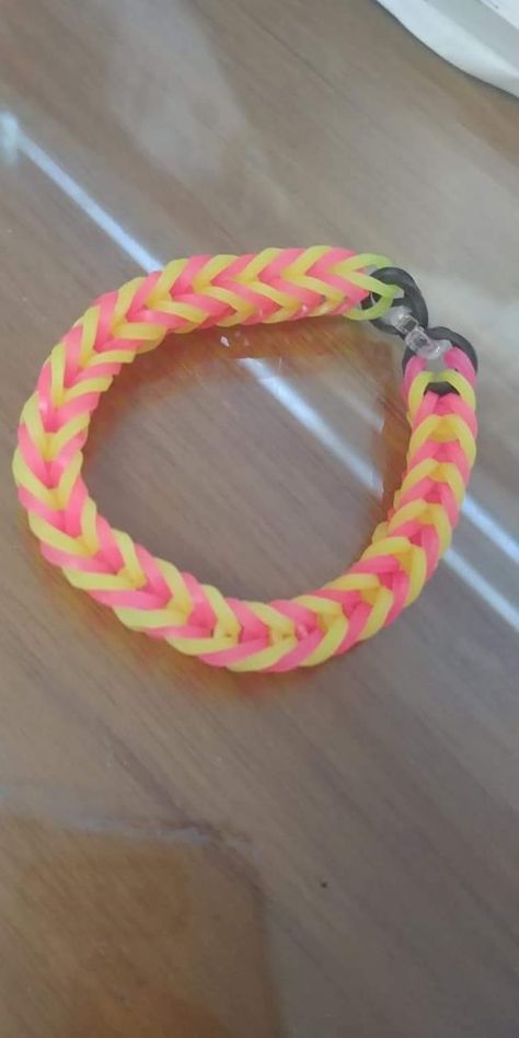 My Pink Lemonade Fishtail Rainbow Loom Bracelet That I Started Making Yesterday & This Morning Today!🌈😍😘❤💛❤💛❤💛❤💛❤💛❤💛❤ Preppy Rainbow Loom Bracelets Ideas, Cute Rainbow Loom Bracelets, Loombands Bracelet, Loom Band Charms Tutorial, Loomband Ideas, Fishtail Rainbow Loom, Fishtail Loom Bracelet, Loom Band Charms, Rainbow Loom Fishtail