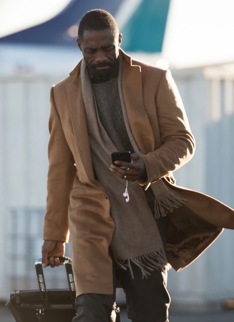 Idris Elba in The Mountain Between Us 2017 Edris Elba, The Mountain Between Us, Idris Alba, Ben Bass, Best Hollywood Movies, Morris Chestnut, Michael Ealy, Black Men Fashion Casual, Hello Handsome