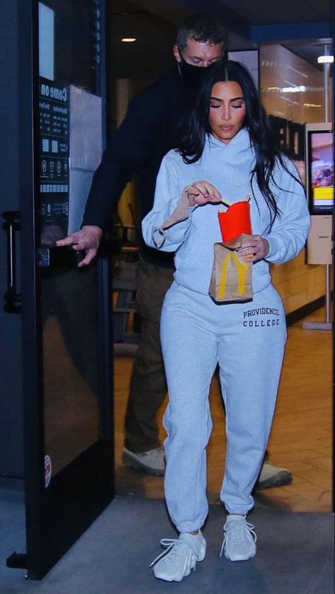 Kim Kardashian Everyday Outfit, Kim Kardashian Hoodie Outfit, Kim Casual Outfits, Kim Kardashian Sweatpants Outfit, Jogging Pants Outfit, Sweatsuit Outfits Women, Outfit Jogging, Yeezy Outfit Women, Estilo Kim Kardashian