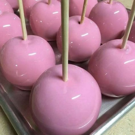 Pink Candy Apples, Gender Reveal Candy, Peach Bridal Showers, Princess Food, Pink Snacks, Pink Treats, Candy Apple Recipe, Pink Party Theme, Carnival Birthday Party Theme