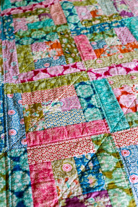 In Color Order: Fat Quarter Log Cabin Quilt Tutorial Quarter Log Cabin Quilt, Fat Quarter Quilt Pattern, History Of Quilting, Log Cabin Quilt Pattern, Log Cabin Quilt Blocks, Quilt In A Day, Fat Quarter Quilt, Cabin Quilt, Log Cabin Quilts