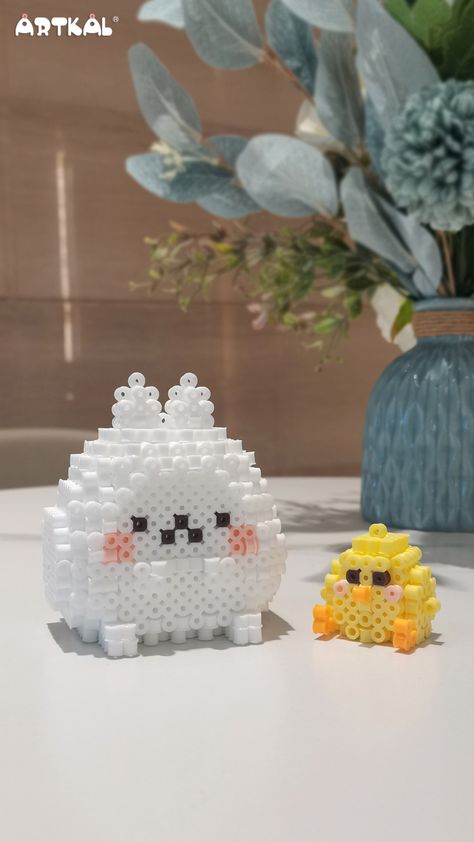 Molang and Piu Piu :D The two inseparable friends transform, with humor and kindness, the small worries into moments of shared happiness. GET FREE PATTERN ON WEBSITE! Perler Beads 3d, Fuse Beads Ideas, Molang And Piu Piu, Hama Mini, Easy Perler Bead Patterns, Bead Crafts Diy, Beads Ideas, 3d Pattern, Fuse Beads