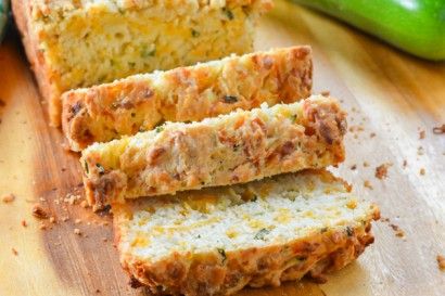 Zucchini Cheddar Cheese Herb Beer Bread is a favorite quick bread in under 15 minutes. Herb Beer Bread, Super Easy Bread Recipe, Zucchini Cheddar, Zucchini Cheese, Recipe Zucchini, Beer Bread Recipe, Quick Bread Recipe, Herb Bread, Queso Cheddar