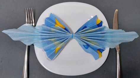 Beautiful Napkin Folding, How To Fold, Napkin Folding, Diy Origami, Paper Napkins, Baby Knitting Patterns, Table Setting, Baby Knitting, Bow Tie