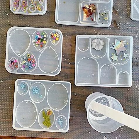 first layer in resin molds Resin Molds For Jewelry, Epoxy Resin Jewelry Diy Silicone Molds, Polymer Clay In Resin, Resin Earrings Diy Silicone Molds, How To Use Resin Molds, Uv Resin Molds, Iv Resin Crafts, Making Resin Earrings, Deep Pour Resin Projects