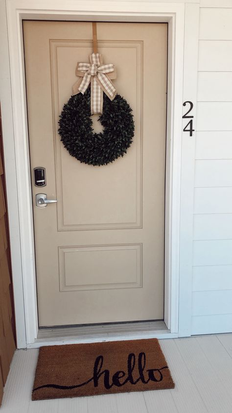 Apartment Door Decor Entrance Christmas, Front Door Apartment Ideas, Front Door Appartment Decor, Front Door Decor For Apartment, Apt Front Door Decor, Christmas Front Door Apartment, Christmas Decor Apartment Door, Decorate Apartment Door, Apartment Door Decor Entrance Hallways