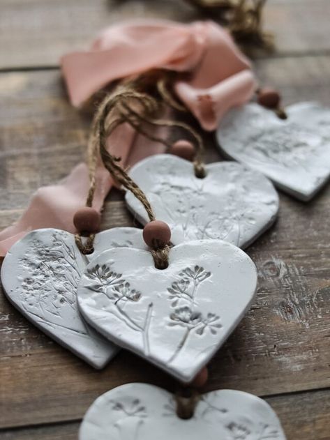 Clay Heart Ornaments, Beginner Ceramics, Air Dry Clay Ideas, Bridal Shower Party Favors, Clay Heart, Diy Air Dry Clay, Air Dry Clay Projects, Clay Crafts Air Dry, Bunker Hill