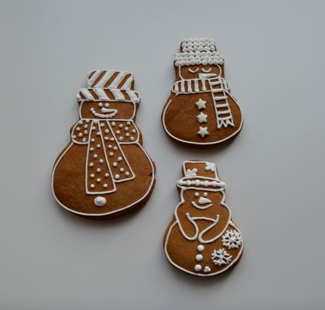 Snowman Gingerbread Cookies, Gingerbread Cookies Snowman, Snowman Cookie Decorating, Gingerbread Designs Ideas, Iced Christmas Cookies, Gingerbread Snowman, Christmas Sugar Cookies Decorated, Gingerbread Cookies Decorated, Cute Christmas Cookies