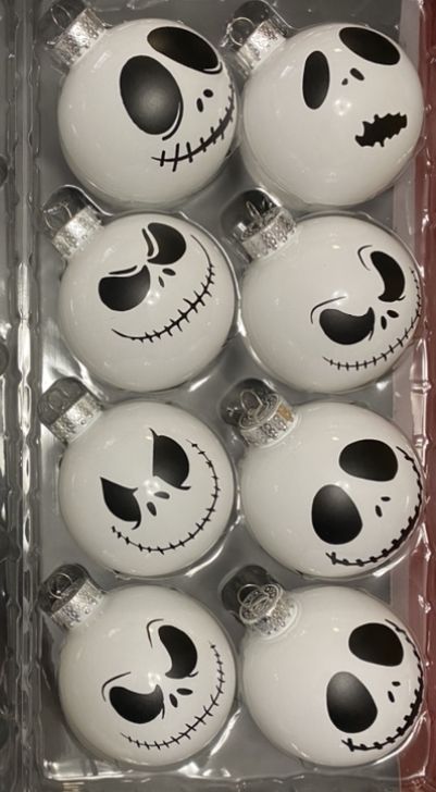 Jack Skellington Ornaments, Nightmare Before Christmas Tree, Nightmare Before Christmas Ornaments, Nightmare Before Christmas Decorations, Disney Christmas Tree, Diy Christmas Ornaments Easy, Nightmare Before Christmas Halloween, Dark Christmas, Christmas Tree Painting