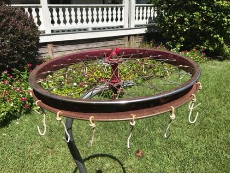 32 Old Garage Items Turned Into Cool Gardening Things Tire Diy, Diy Bicycle, Recycled Bike Parts, Yard Art Crafts, Bicycle Diy, Diy Garden Fountains, Old Bicycle, Old Garage, Outdoor Chandelier