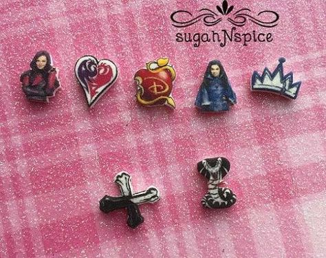 Descendants Bedroom, Kida Disney, Descendants Wicked World, Cute Ripped Jeans, Descendants Party, Mal And Evie, Baby Alive Doll Clothes, Cute Lizard, Red Heart Necklace