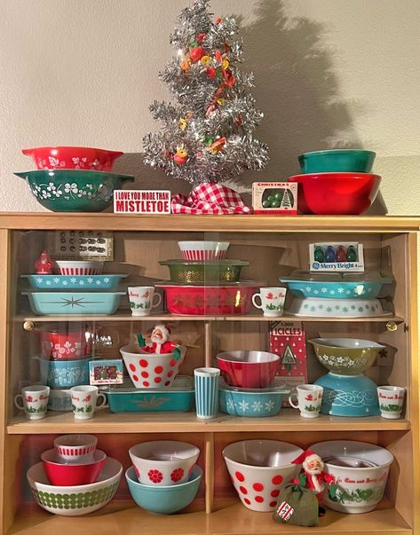 Vintage Fall Pyrex Display, Pyrex Christmas Display, Pyrex Collection Display, Pyrex Display Ideas, Vintage Pyrex Display, Christmas Pyrex, Red Enamelware, Pyrex Display, Kitsch Art