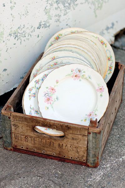 Use mix-and-match china at your wedding for a fun shabby-chic vibe Vintage China Wedding, Vintage Party Decorations, Cocina Shabby Chic, Mismatched Plates, Stile Boho Chic, Mismatched China, Decoration Shabby, Estilo Shabby Chic, Vintage Wedding Theme