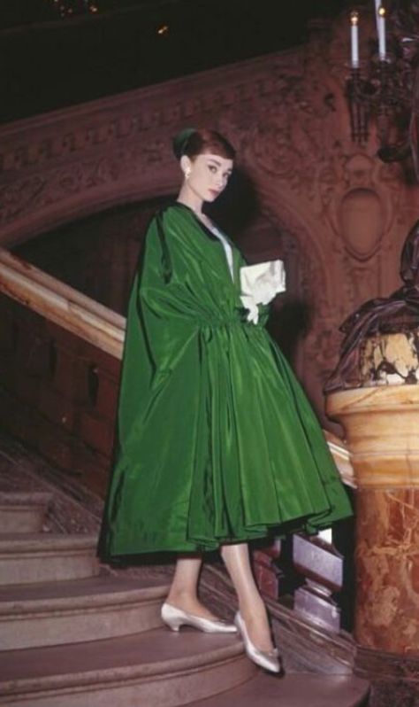 Audrey Hepburn posed on the Grand Staircase of Palais Garnier in Paris wearing an evening cloak and dress by Givenchy. Audrey Hepburn Green Dress, Funny Face Costumes, Audrey Hepburn In Color, Audrey Hepburn Movie Outfits, 50s Hollywood Fashion, Audrey Hepburn Street Style, Hollywood Glamour Outfit, Givenchy Audrey Hepburn, Hollywood Street Style