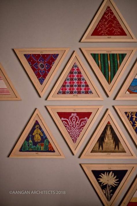 Saree Wall Decoration Ideas, Corner Wall Decorating Ideas, فن النسيج, Indian Room Decor, Ethnic Home Decor, Textil Design, Own House, Design Room, Boutique Interior