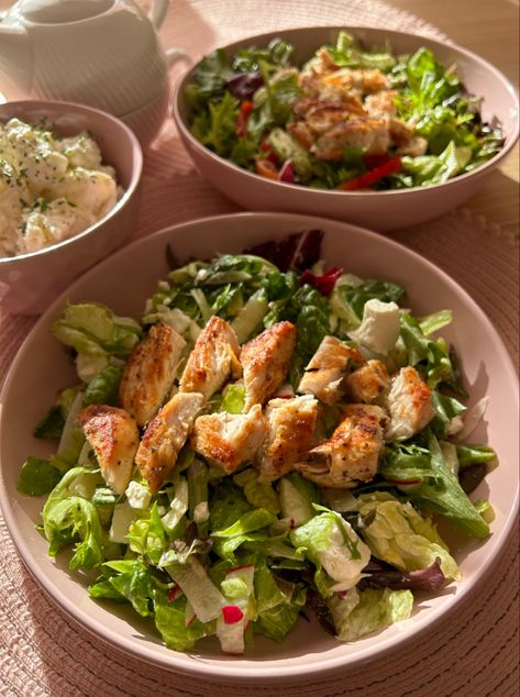 Chicken With Salad, Balanced Eating, Grilled Salad, Plats Healthy, Chicken Grilled, Healthy Food Inspiration, Homecooked Meals, Blood Sugar Management, Grilled Chicken Salad