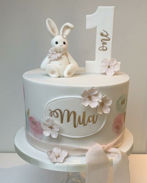 Baby cakes Torturi Baby Shower, Bunny Birthday Cake, 1st Bday Cake, Baby First Birthday Cake, Cupcakes Decorados, 1st Birthday Cakes, Bunny Birthday, Creative Birthday Cakes