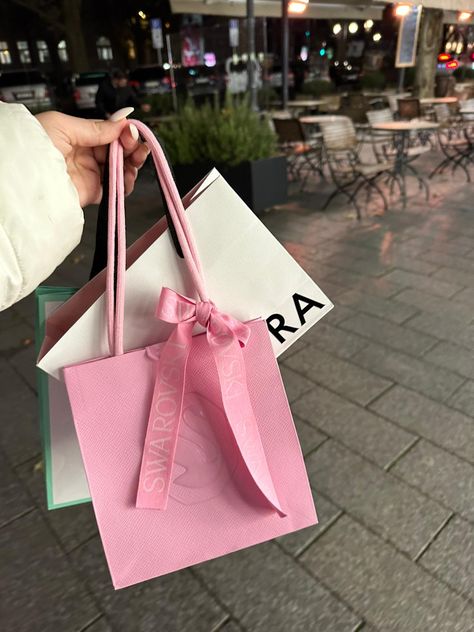 Brand Deals Aesthetic, Shopping Bags Aesthetic, Business Launch Party, Pink Nike Shoes, Sewing Room Design, Birthday Gift Bags, Pretty Drinks, Pink Girly Things, Pink Vibes