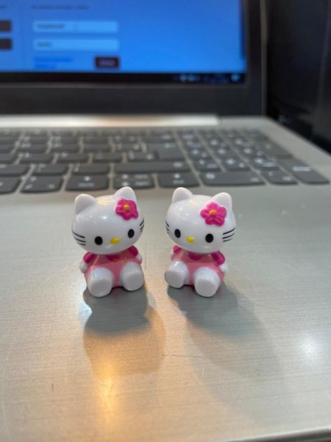 hellokitty How To Make Hello Kitty Out Of Clay, Small Pottery Sculptures, Hello Kitty Air Dry Clay Ideas, Clay Hello Kitty Ideas, Clay Crafts Hello Kitty, Hello Kitty Clay Charm, Small Clay Figures Ideas, Air Dry Clay Hello Kitty, Hello Kitty Ceramic Ideas