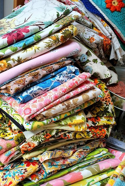 A colorful vintage fabric stash by blondiebluvintage via Flickr Vintage Florals, Colorful Fabric, Beautiful Fabrics, Motif Vintage, Linen Paper, Linens And Lace, Vintage Tablecloths, Sewing Rooms, Pretty Fabric