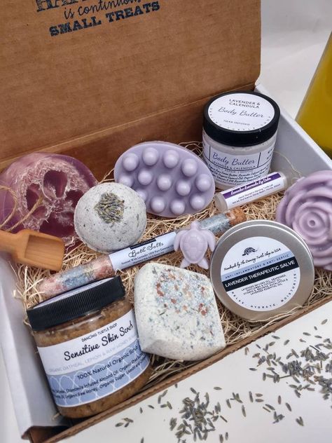 Wellness Gift Box Ideas, Cool Gifts For Women Birthday, Spa Products Packaging, Spa Kit Diy Basket Ideas, Massage Gift Basket Ideas, Spa Packages Ideas, Spa Box Gift Diy, Diy Spa Basket, Spa Gift Box Ideas