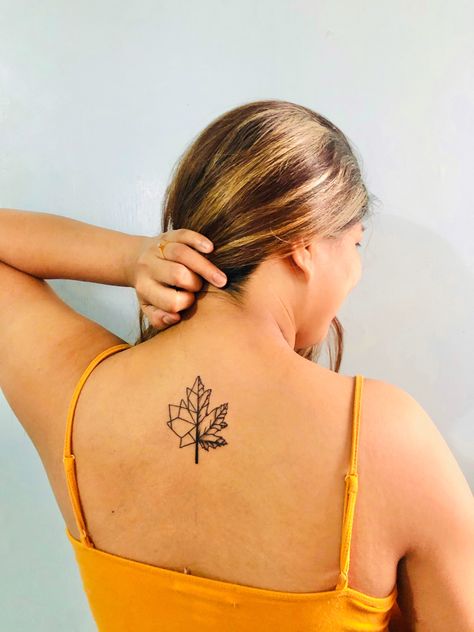 Line Tattoo Geometric, Tattoo Maple Leaf, Scapula Tattoo, Tattoo Back Tattoo, Toronto Tattoo, Canada Tattoo, Ankh Tattoo, Dainty Tattoo, Tattoo Toronto