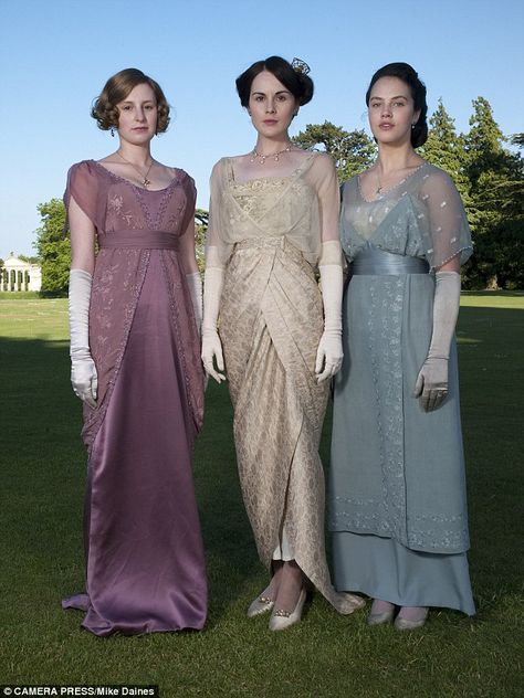 Marys dress (middle) from season 1 episode 4 of Downton Abbey #fashionista #fashion #attire #outfit Downtown Abbey Fashion, Downton Abbey Season 1, Women In Dresses, Downton Abbey Costumes, Downton Abbey Dresses, Lady Sybil, Style Année 20, Downton Abbey Fashion, Downton Abby