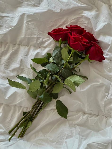 Rose Bouquet Aesthetic, Bunch Of Red Roses, Bunch Of Roses, Aesthetic Roses, Rosé Aesthetic, Nothing But Flowers, Love Challenge, Fotografi Alam Semula Jadi, Flower Therapy