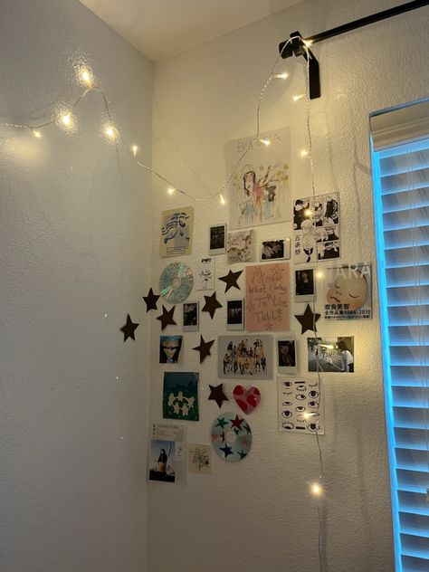 Deco Wall Ideas Bedroom, Polaroid Wall With Fairy Lights, Wall Of Polaroids, Photocard Room Decor, Decorate White Board, Ideas Para Decorar Cuartos Manualidades, Ideas Para Cuartos, Polaroid Pictures Display, Star Wall Decor