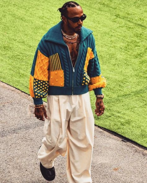 Hamilton Outfits, Sir Lewis Hamilton, Street Fashion Men Streetwear, Mens Outfit Inspiration, Mens Fashion Streetwear, Cool Outfits For Men, Black Men Fashion, Streetwear Men Outfits, Menswear Collection