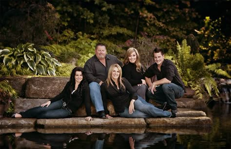 Casual and connected family posing, with dark shirts and jeans. Especially nice styling for families with older children. Adult Family Photos, Group Pose, Large Family Photos, Fall Pics, Family Portrait Poses, Group Poses, Family Picture Poses, Photography Poses Family, Family Photo Pose