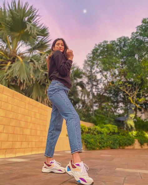 Jeans Photography Poses Women, Photo Poses In Jeans For Women, Jeans Poses Picture Ideas Standing, Girly Photography Poses Instagram, Girly Photography Face, Simple Photography Poses Women, Jeans Poses Picture Ideas, Girly Photography Aesthetic, Unnati Malharkar