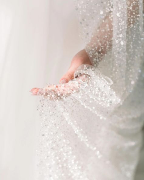 ✨ Add a touch of sparkle and sophistication to your bridal look with our French Sequin, Pearl, and Beaded Single Tier Wedding Veil. This floor-length veil, adorned with delicate beads, pearls, and sequins, offers the perfect blend of elegance and glamour. With its luxurious off-white hue and U-cut design, it’s the perfect complement to any wedding gown. Walk down the aisle in style with this stunning statement piece! 👰💕 Discover more and shop now at tessakim.com! 💍 #WeddingVeil #BridalAcces... Veil Styling, Glitter Veil, Beaded Bridal Veil, Sparkle Veil, Floor Length Veil, Beaded Veils, Drop Veil, Veil Styles, Luxury Brides