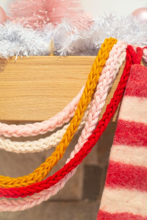 How To Finger Knit, Diy Garlands, Finger Knit, Diy Girlande, Diy Christmas Garland, Holiday Garland, Garland Diy, Holiday Garlands, Finger Knitting