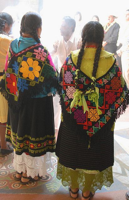 Mazahuas. Estado de México. Traditional Mexican Hairstyles, Mexican Hairstyles, Mexican Textiles, Mexican Traditions, Mexican Fashion, Mexican Embroidery, Textil Design, Mexican Outfit, Mexican Women