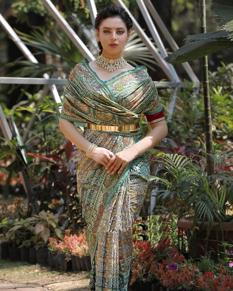 Kanjivaram Saree Draping Styles, Modern Saree Drape, Saree Drapping Style Modern Wedding, Different Saree Drapes, Saree Draping Styles Modern, Saree Styles Modern, Saree Drapes, Saree Styling, Saree Drape