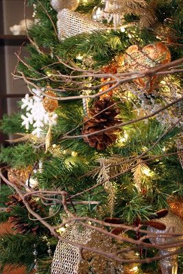 Christmas tree Minimalist Christmas Tree Ideas 2023, Tuscan Christmas, Christmas Tree Ideas Rustic, Country Christmas Trees, Decorating Trees, O Christmas Tree, Christmas Rustic, Natural Christmas, Rustic Christmas Tree