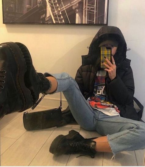 Poses To Show Off Outfit, Poses To Show Off Shoes, Estilo Tomboy, Goth Outfit, Mode Grunge, Insta Posts, Edgy Outfits, Mode Inspiration, Fashion Killa