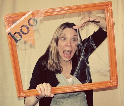 With a little bit of paint, a frame can become a photobooth. Halloween Hoedown, Halloween Photobooth, Halloween Selfie, Halloween Photo Frames, Teen Halloween Party, Halloween Backdrops, Selfie Booth, Hello Holidays, Season Decorations